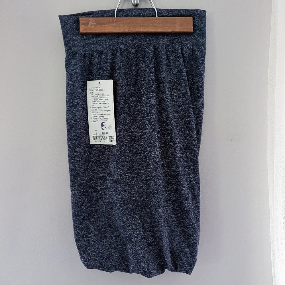 NWT sz6 lululemon Boulevard Bliss navy blue skirt travel ready stretch, slim fit